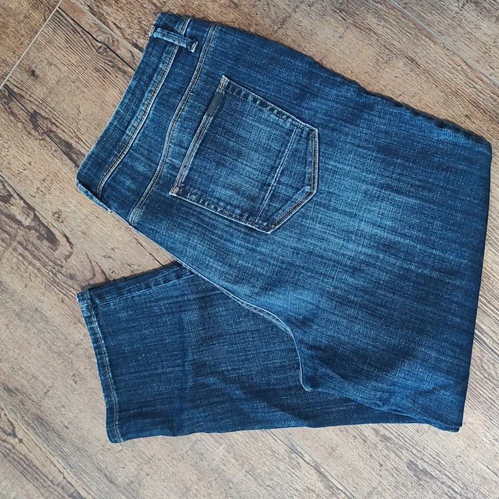 the SO SLIMMING GIRLFRIEND CROP by chico's